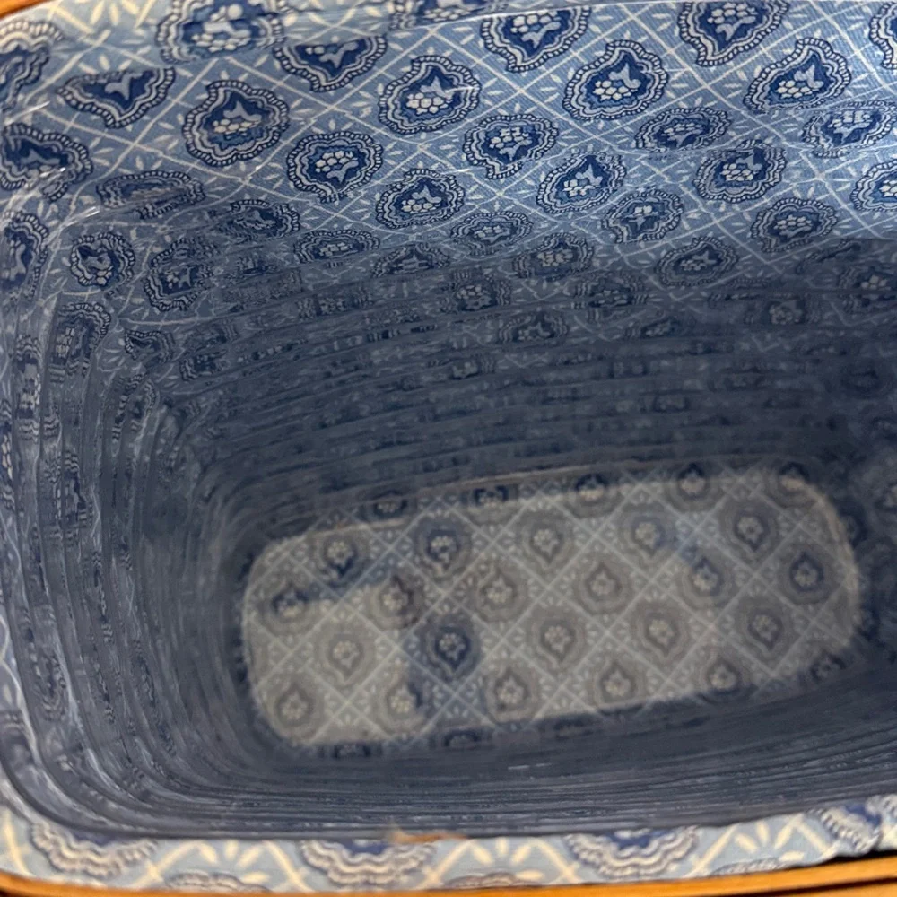 Longaberger 2000 VIP Basket with liner, protector, and handle gripper. - Picture 5 of 7